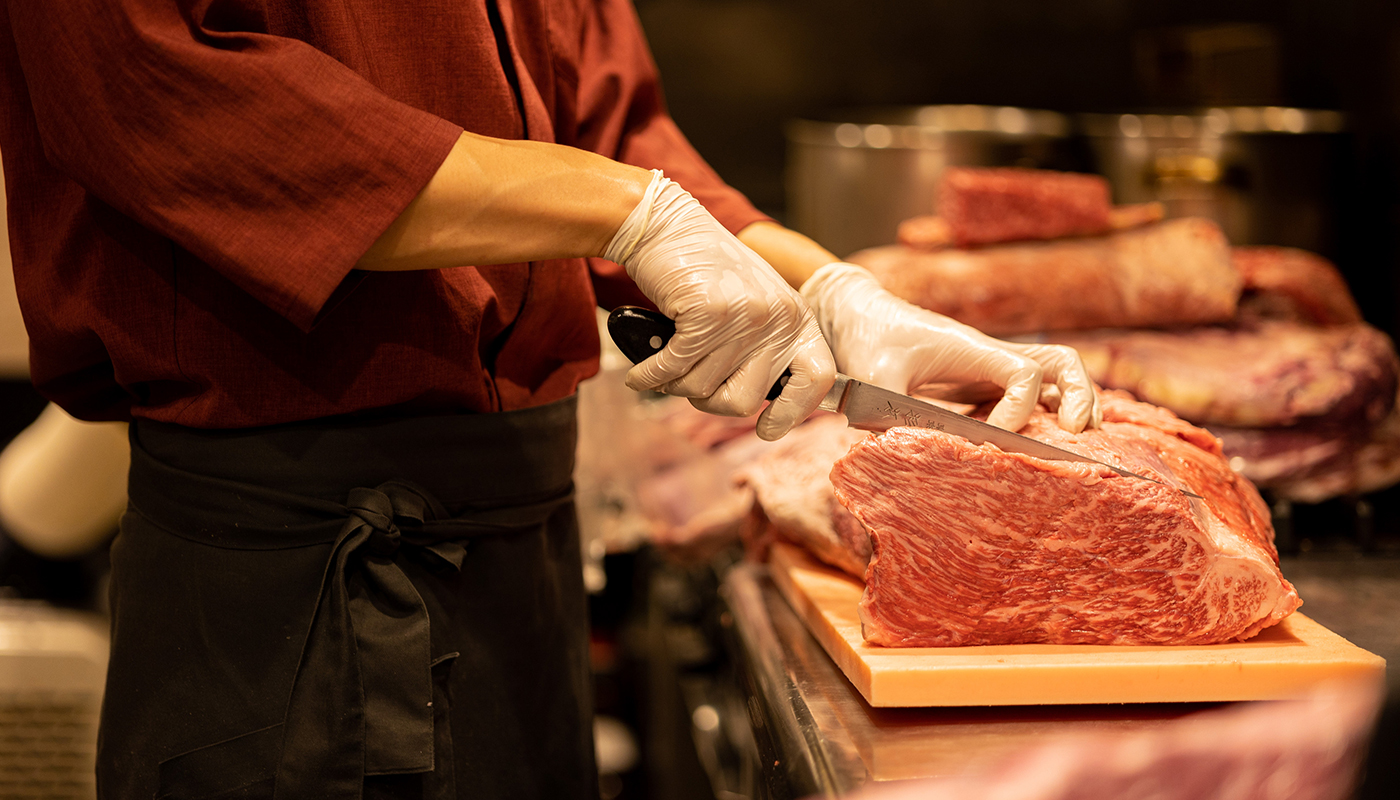 肉を切る調理風景の写真
